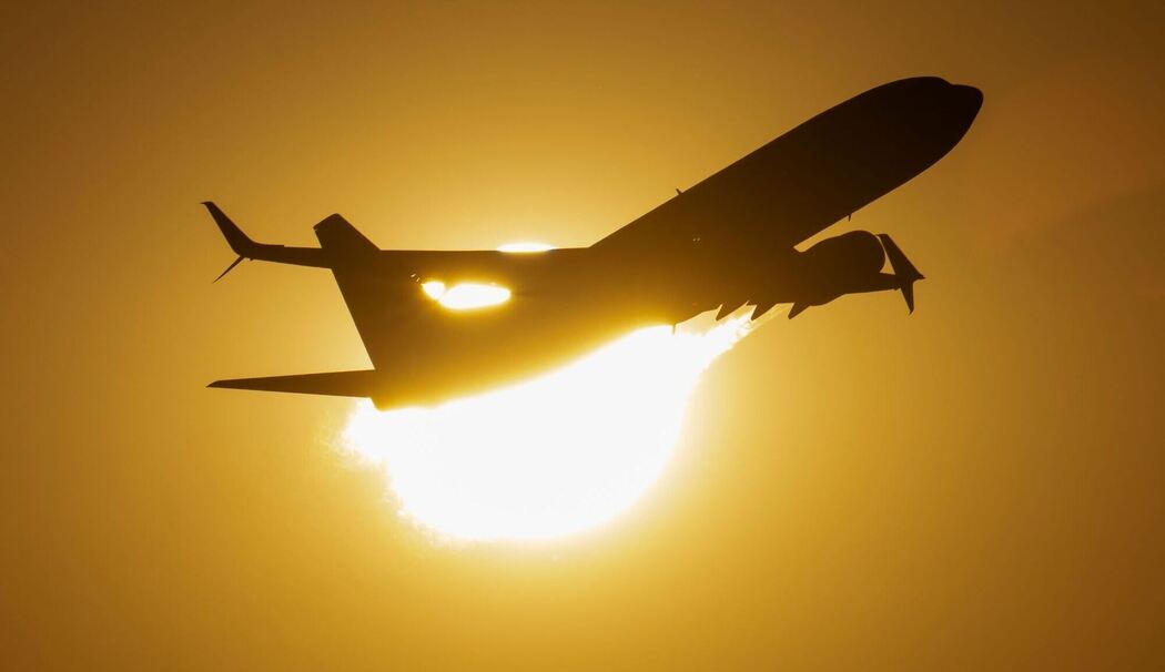 Flugzeug vor der Sonne