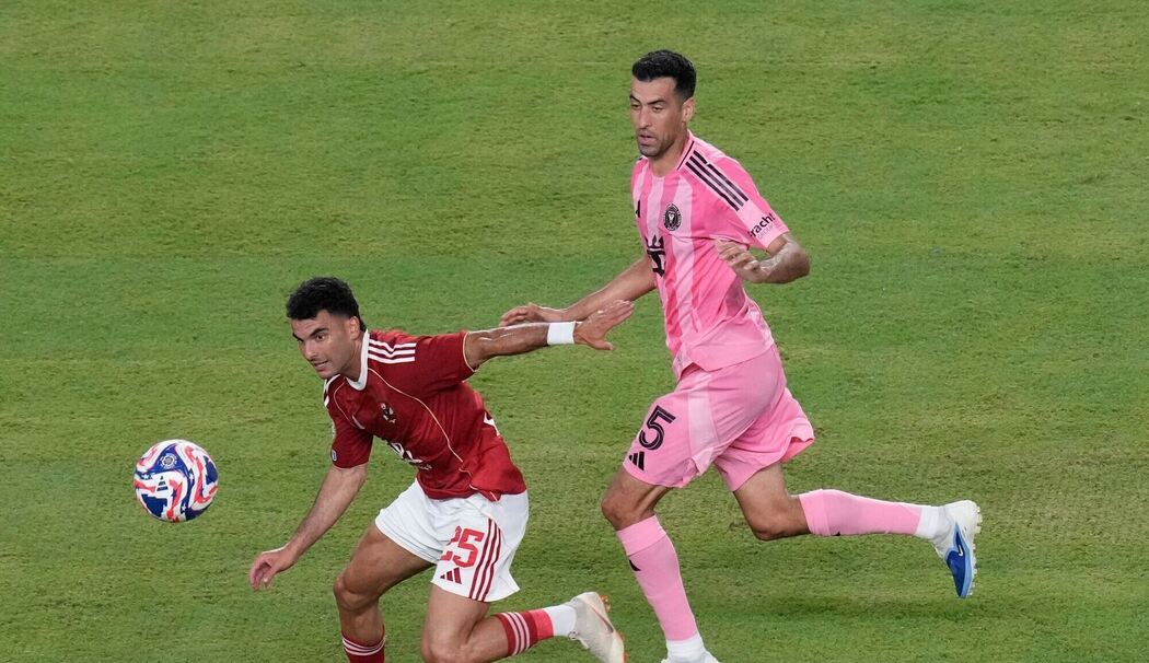 Sergio Busquets (r)