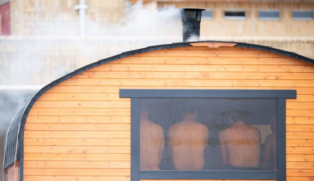 Gäste sitzen in einer Sauna
