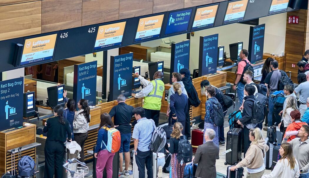 Flughafen BER mit wartenden Fluggästen