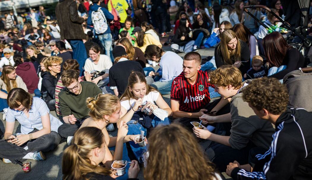Menschen treffen sich, um Pudding mit Gabeln zu essen