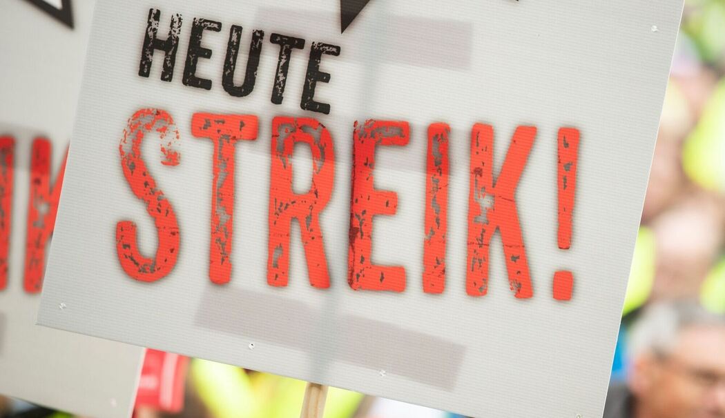 Ein Schild mit der Aufschrift "Heute Streik!"