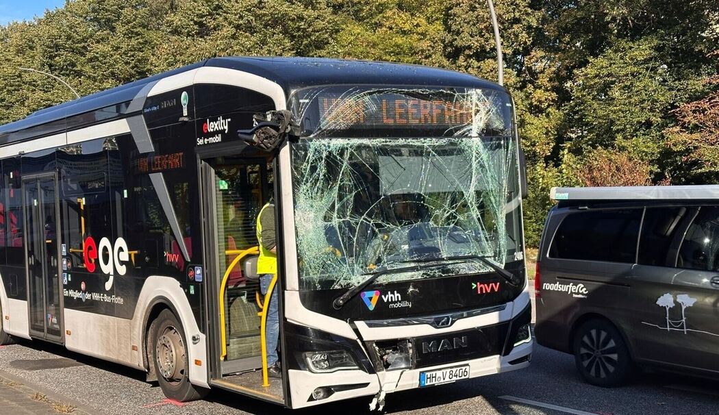 Zwei Busse in Hamburg zusammengestoßen
