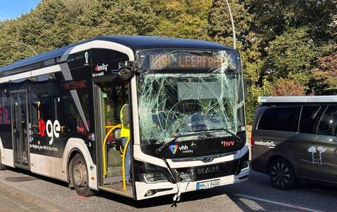 Zwei Busse in Hamburg zusammengestoßen