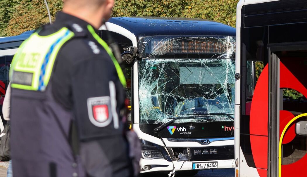 Zwei Busse in Hamburg zusammengestoßen