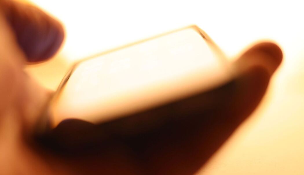 Ein Mann hält ein iPhone