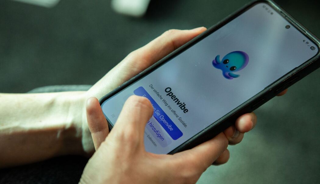 Eine Frau nutzt die App Openvibe auf dem Smartphone