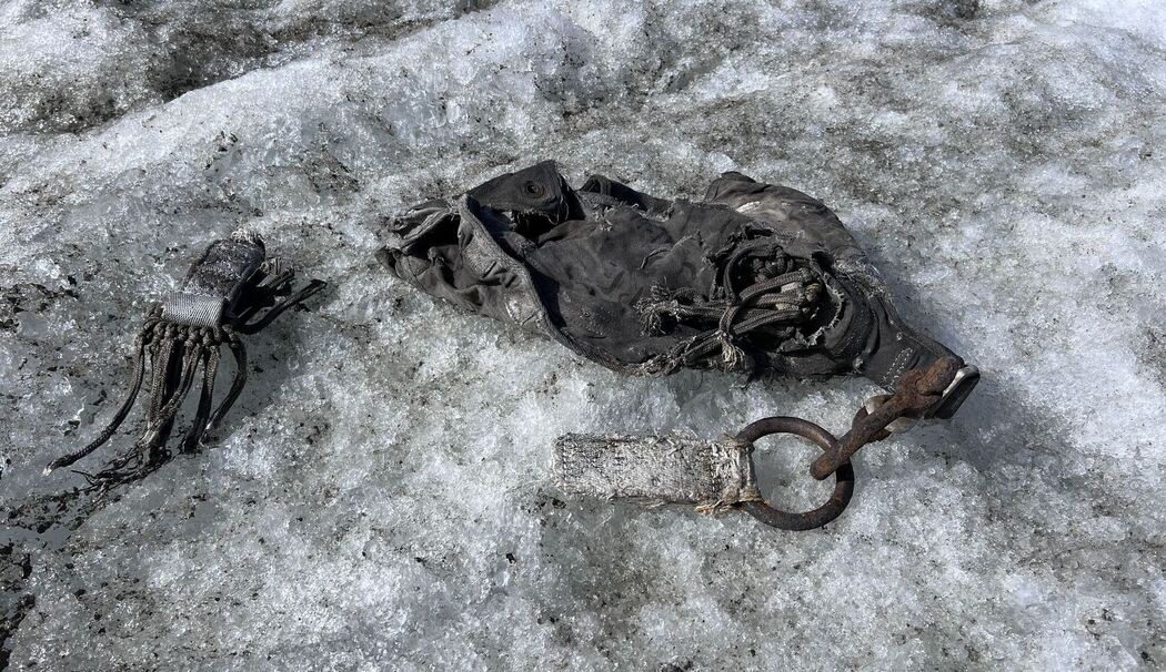 Tirol: Gletscher gibt Fallschirmmaterial frei