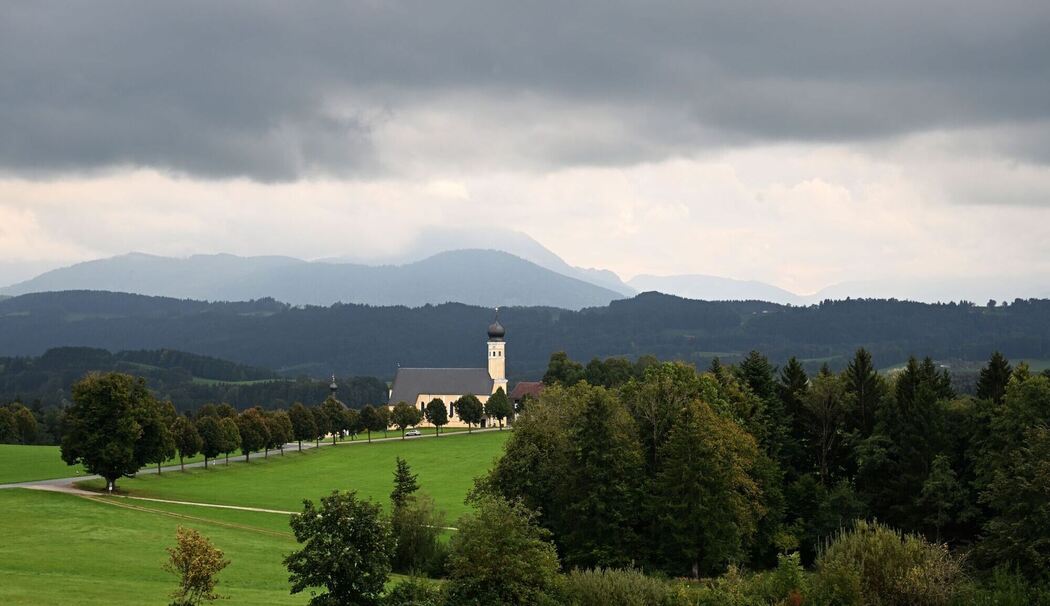 Bedeckter Himmel über Wallfahrtskirche Wilparting