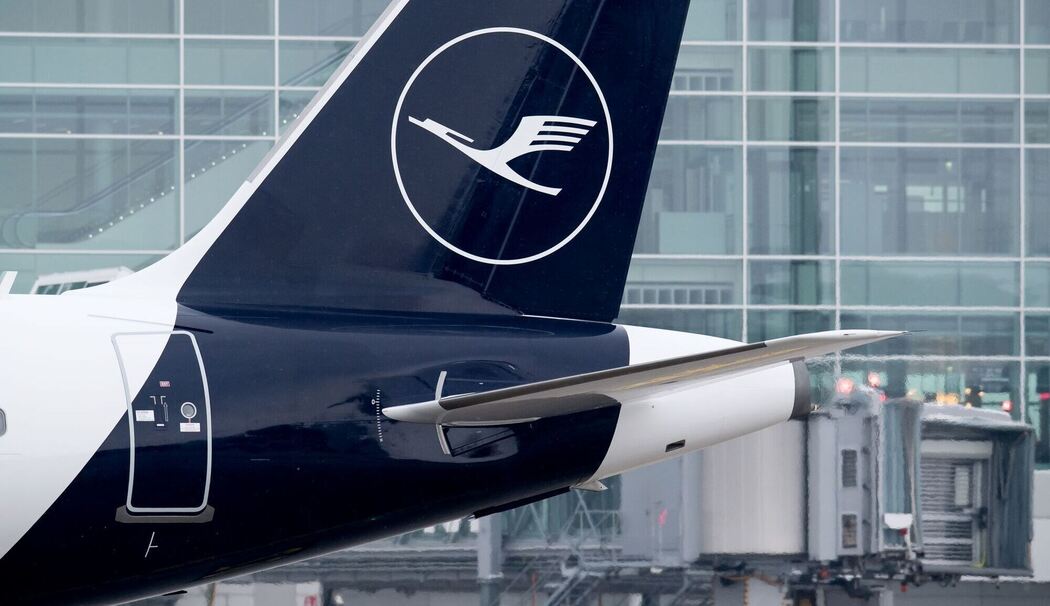 Lufthansa-Jet steht in München am Boden.