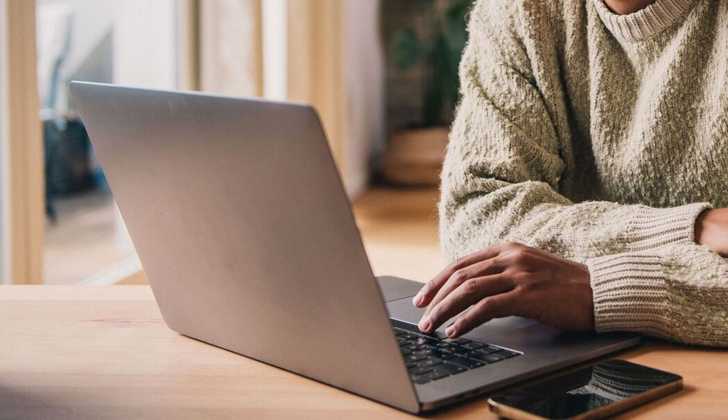Ein Mann arbeitet am Laptop
