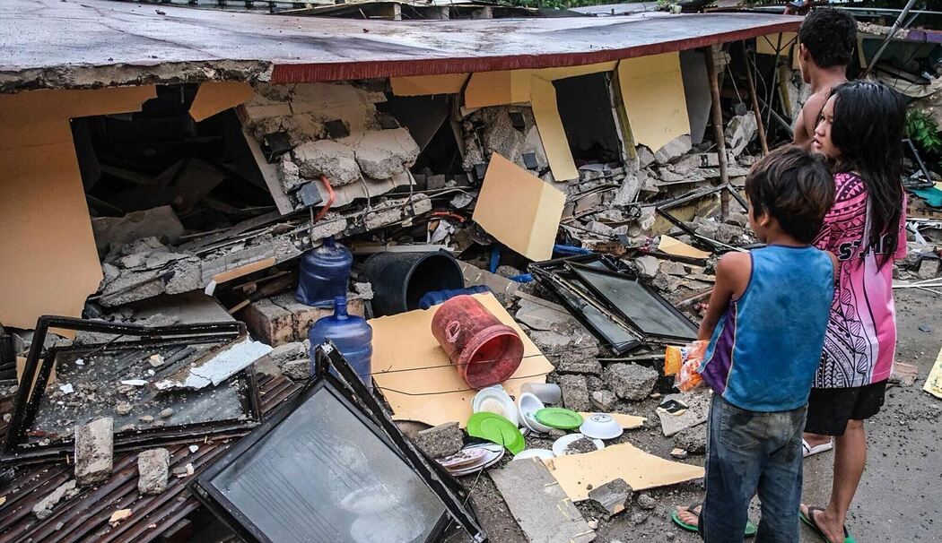 Starkes Erdbeben vor den Philippinen