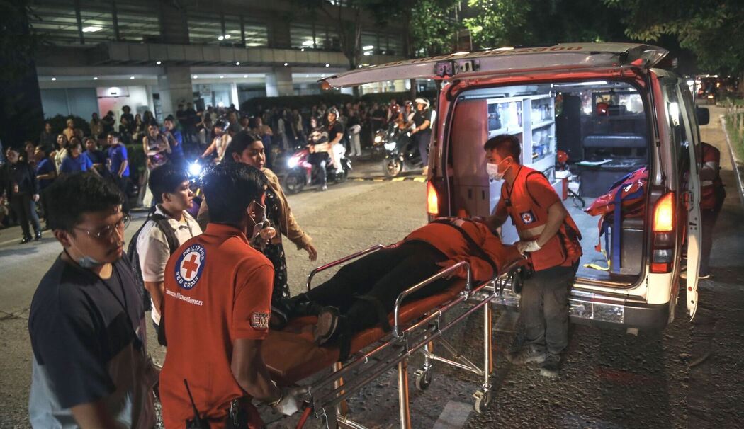 Starkes Erdbeben vor den Philippinen