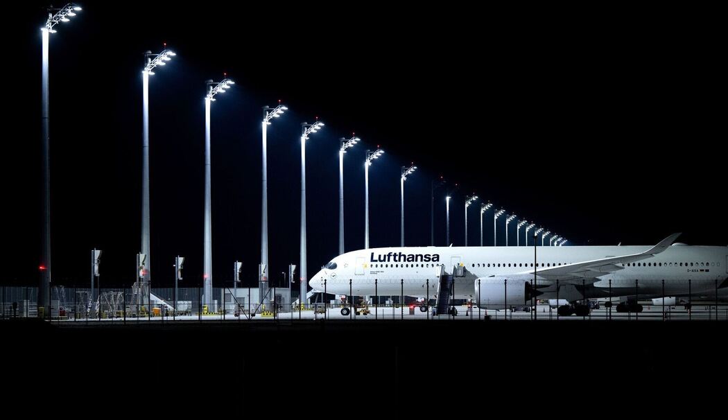 Ein Flugzeug der Lufthansa steht am Flughafen München