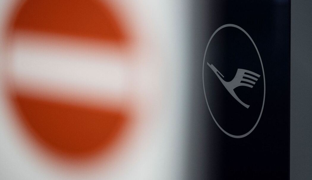 Blick auf ein Lufthansa-Logo am Frankfurter Flughafen