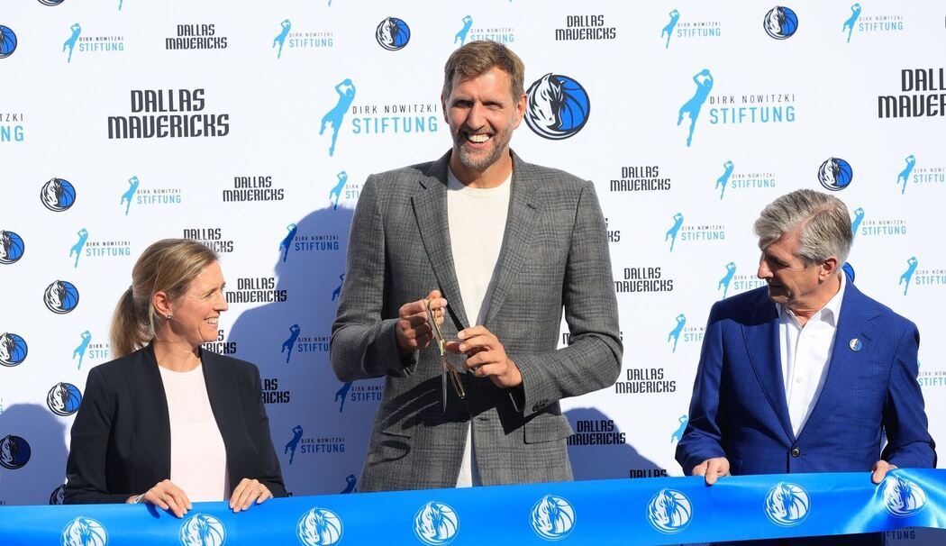 Nowitzki und Dallas Mavericks eröffnen einen Basketball-Platz