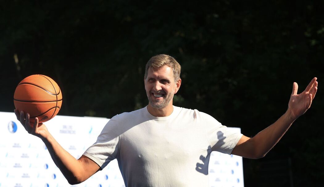Nowitzki und Dallas Mavericks eröffnen einen Basketball-Platz
