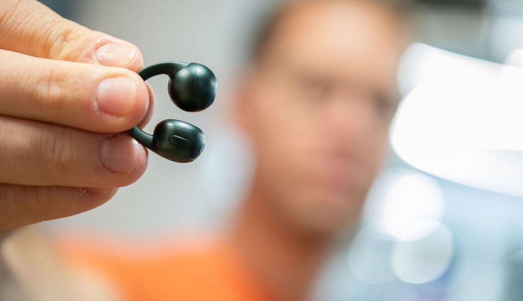 Mann hält die Moto Buds Loop von Motorola in der Hand