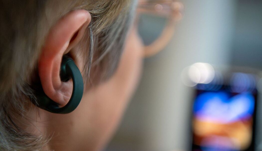 Eine Frau nutzt die Moto Buds Loop von Motorola