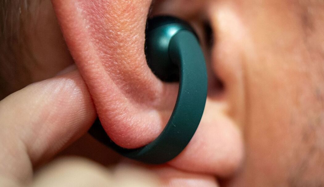 Ein Mann nutzt die Moto Buds Loop von Motorola