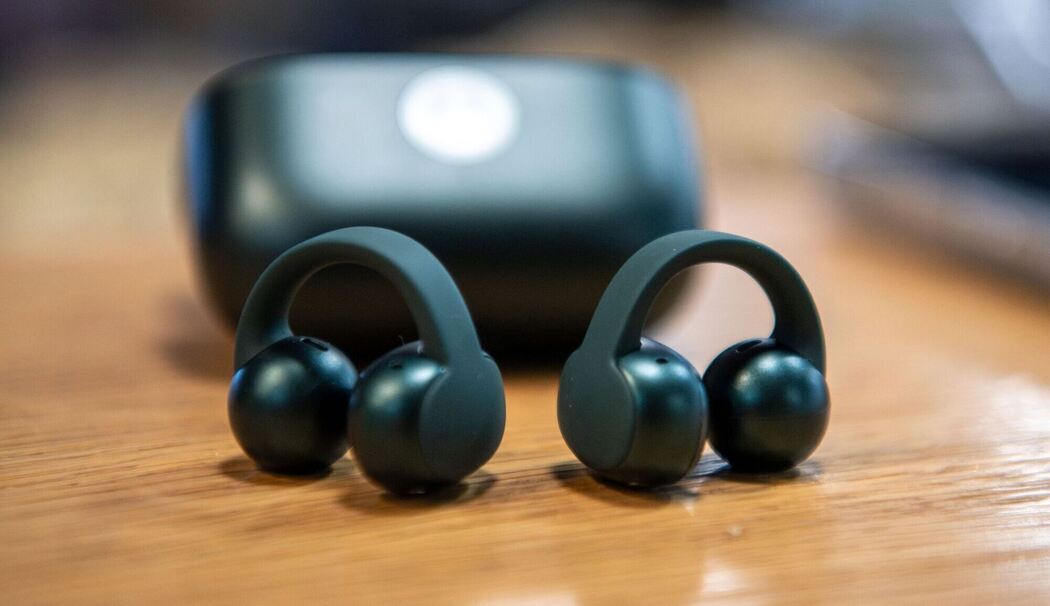Die Moto Buds Loop von Motorola liegen auf einem Tisch