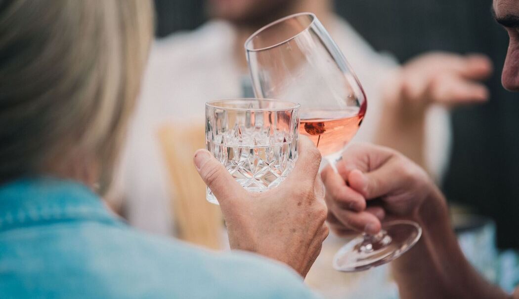 Gemeinsam anstoßen mit Wasser und Wein