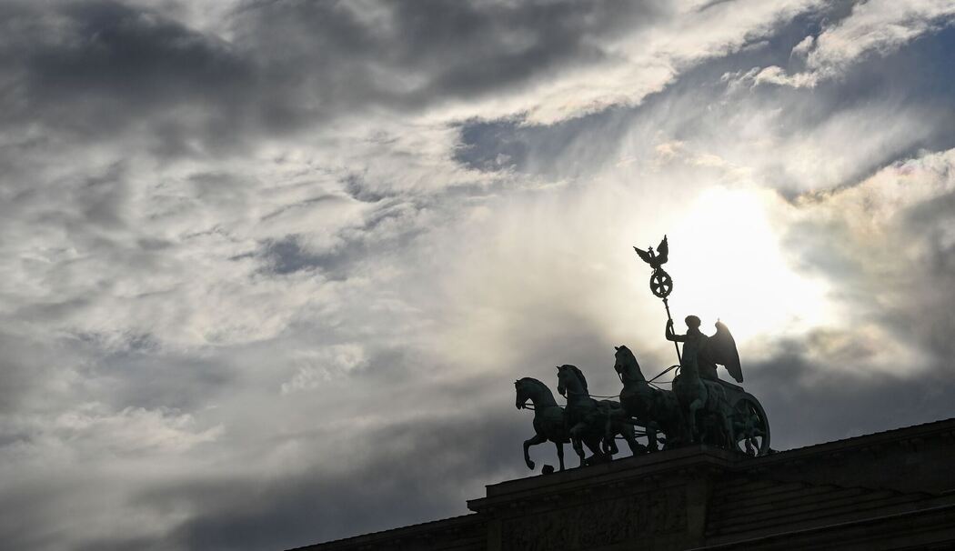 Wolkenhimmel über dem Brandenburger Tor