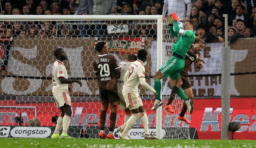 Manuel Neuer (2.v.r.)