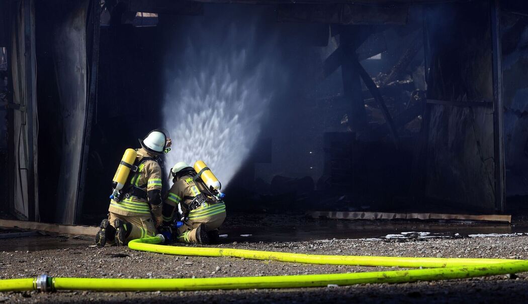 Maschinenhalle in Vollbrand
