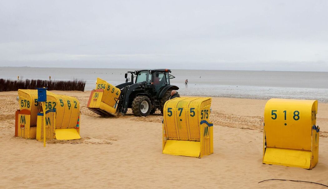 Strandkörbe vor erwarteter Sturmflut gesichert