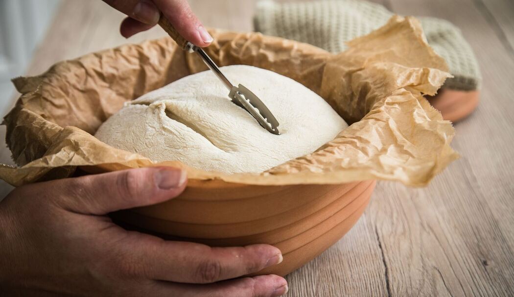Sauerteig Weizenbrot im Römertopf backen