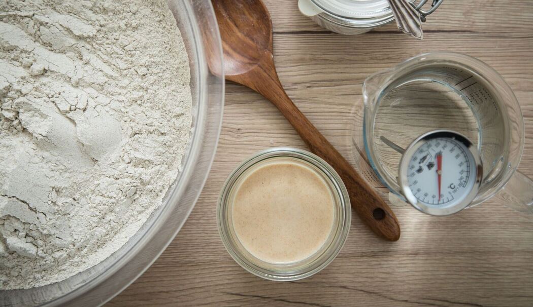Zutaten für Sauerteigbrot - Mehl, Sauerteig, Wasser