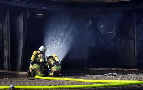 Maschinenhalle in Vollbrand