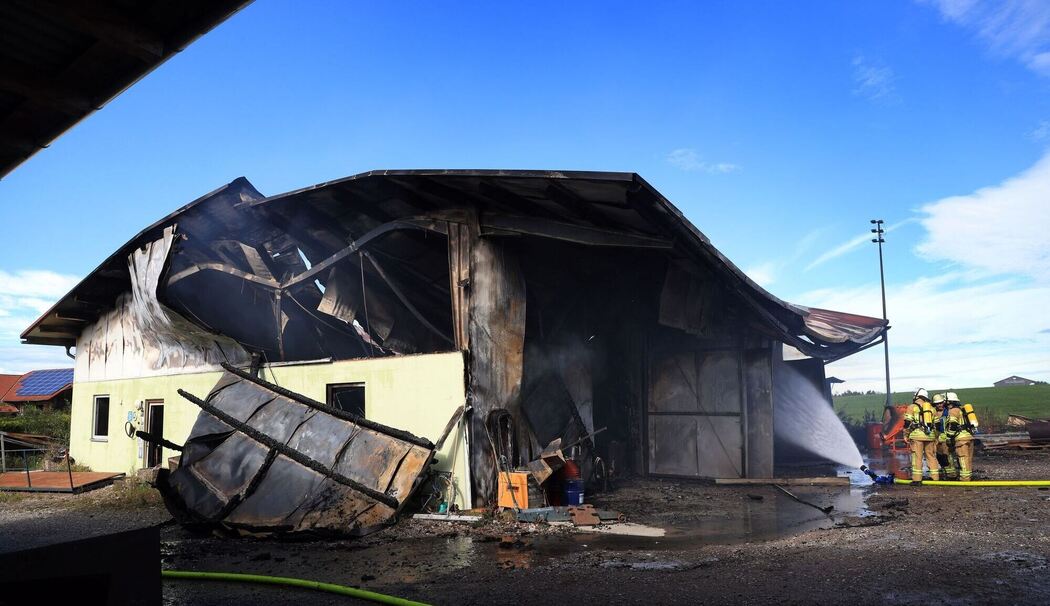 Maschinenhalle in Vollbrand