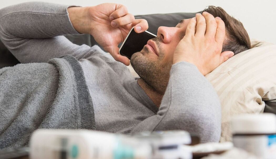 Ein erkälteter Mann am Telefon