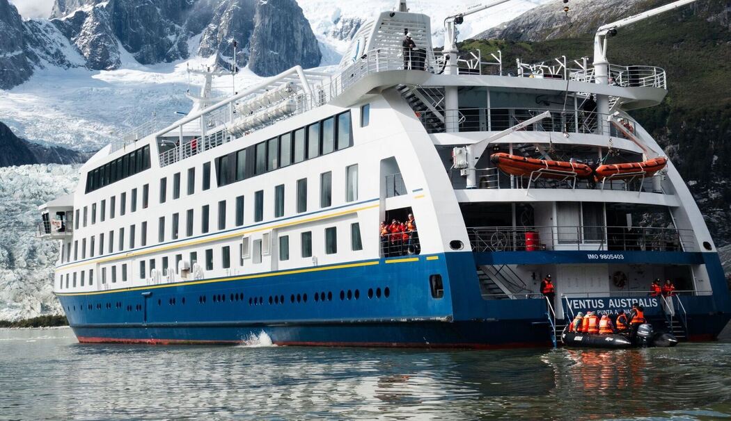 Rückkehr zum Expeditionsschiff nach Ausfahrt im Pía-Fjord