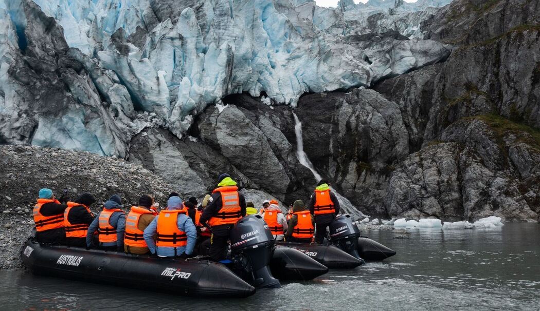 Boote vor dem Aguila-Gletscher