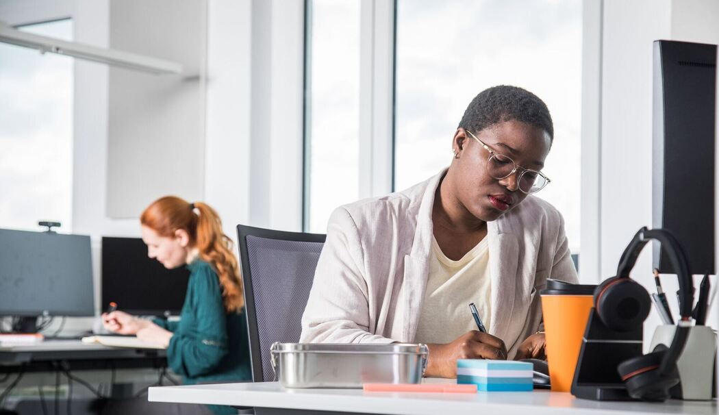 Zwei Kolleginnen arbeiten in einem Büro