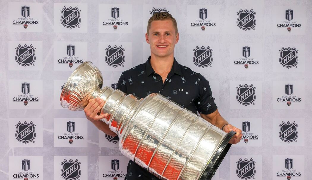 NHL-Champion Nico Sturm mit Stanley Cup