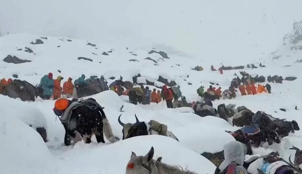 Kletterer am Mount Everest durch Schneefall eingeschlossen