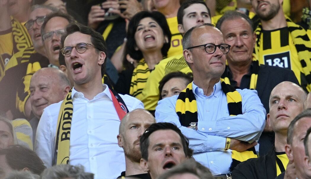 Friedrich Merz (r.) und Hendrik Wüst beim Fußball
