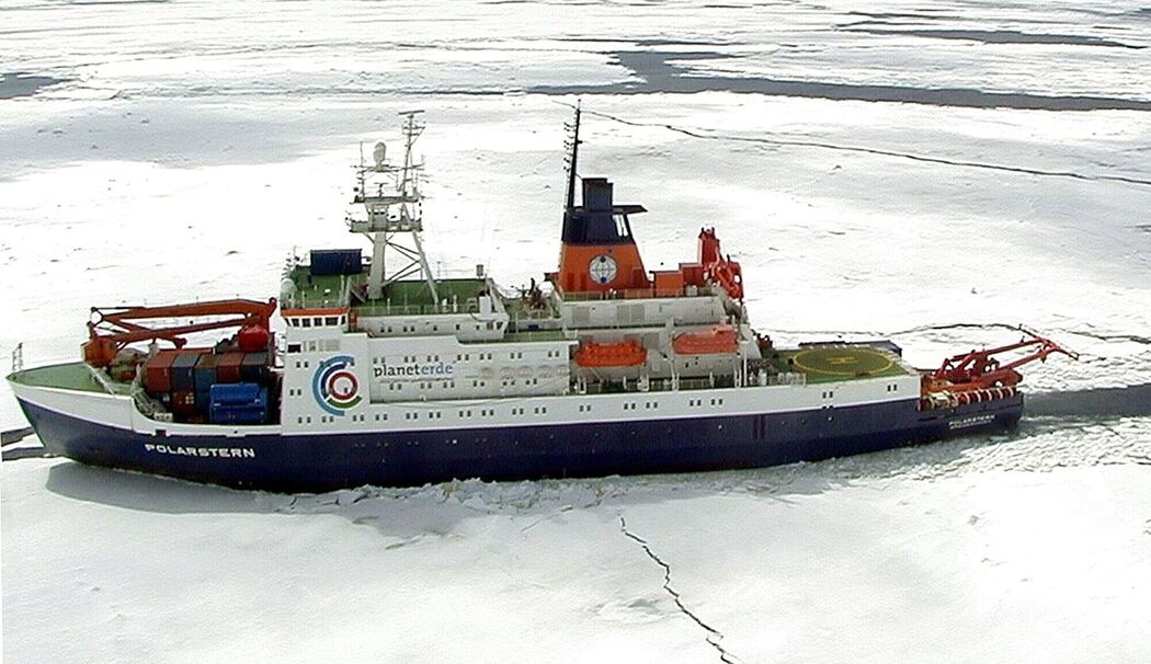 KINA - Das Schiff «Polarstern» kann durch Eis fahren