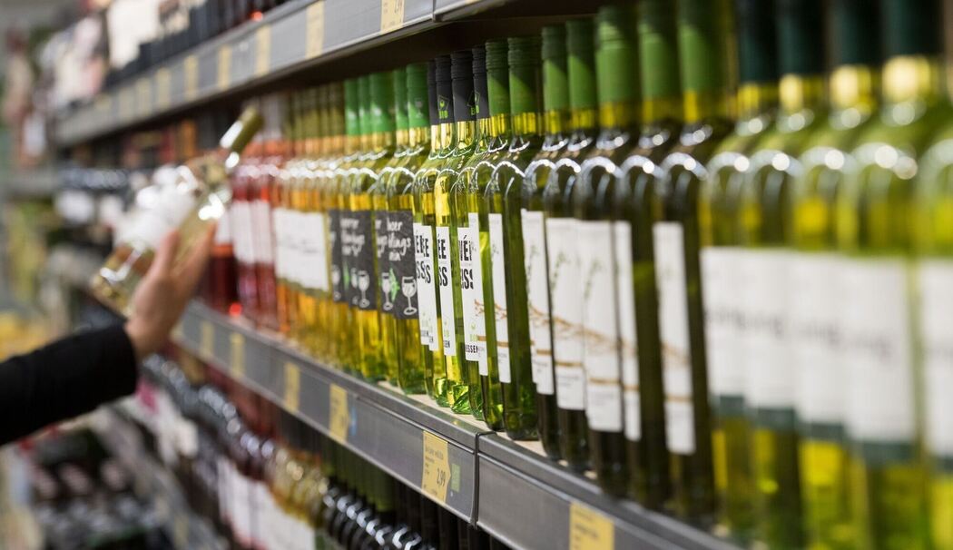Weinflaschen stehen im Regal eines Supermarktes