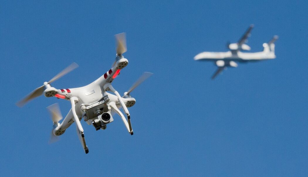 Drohne und Flugzeug
