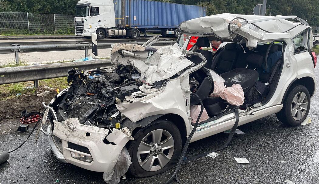 Mann prallt mit Auto gegen Lastwagen