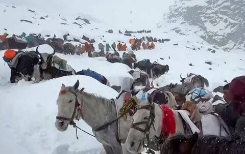 Kletterer am Mount Everest durch Schneefall eingeschlossen