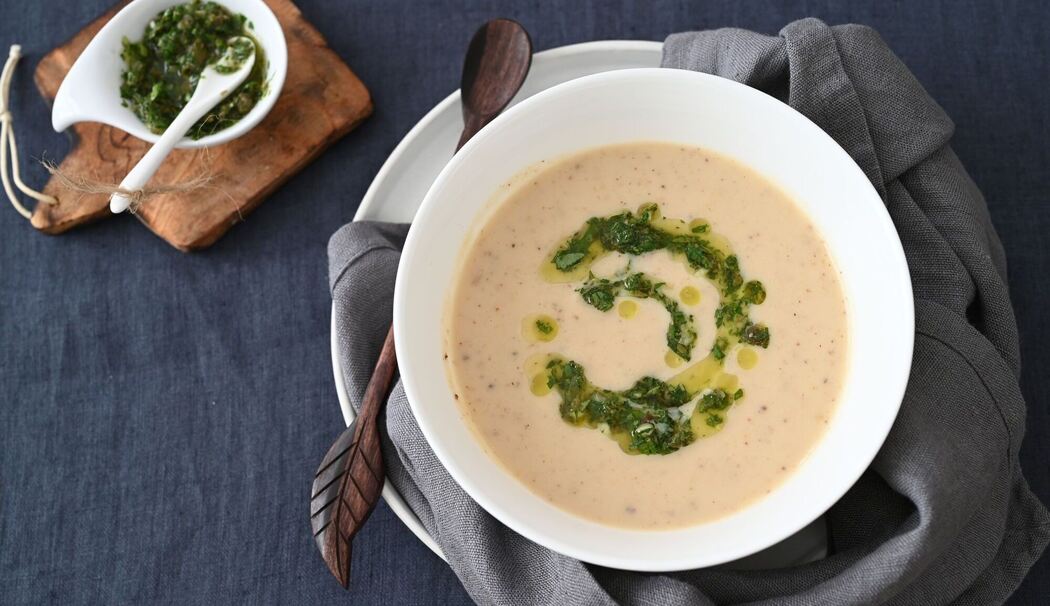 Suppe von ofengeröstetem Blumenkohl mit Salsa Verde
