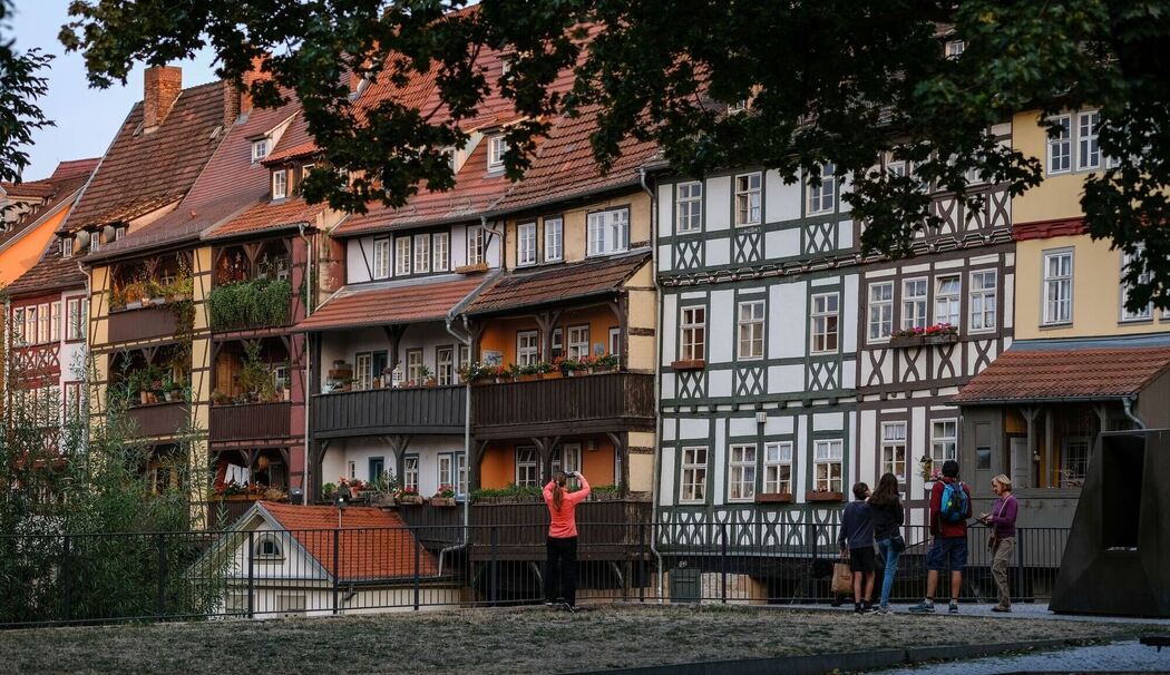 Touristen betrachten die Krämerbrücke in Erfurt Touristen betrachten die Krämerbrücke in Erfurt