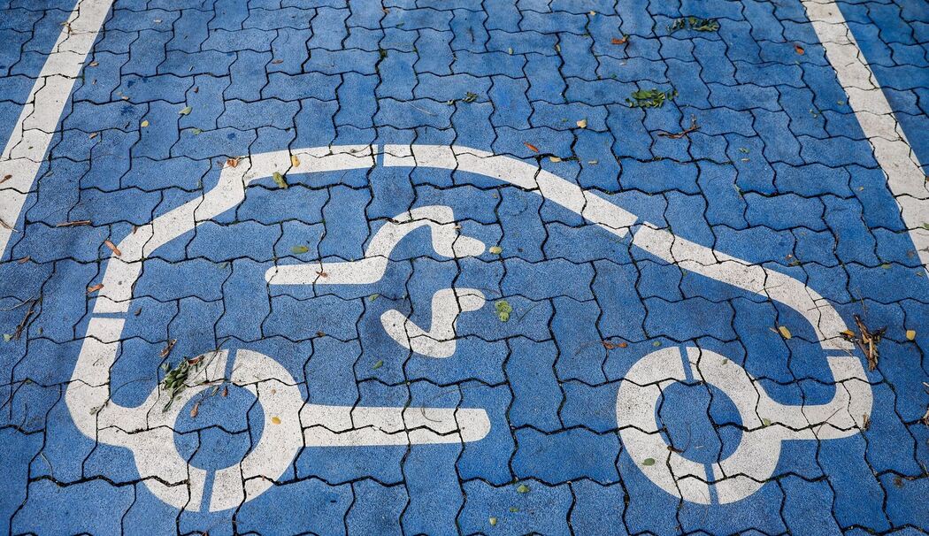 Elektromobilität – Parkplatz an Schnellladesäule