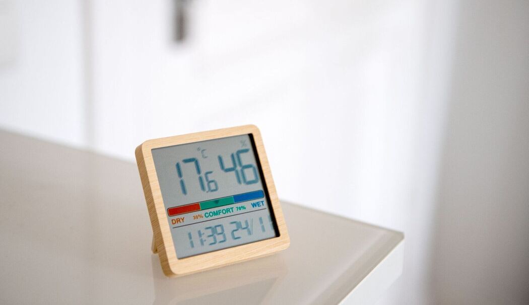 Ein Hygrometer steht in einer Wohnung